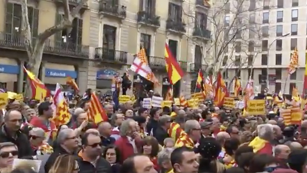 Βαρκελώνη: Ισπανοί βρήκαν στους δρόμους κατά της ανεξαρτησίας της Καταλονίας - Media