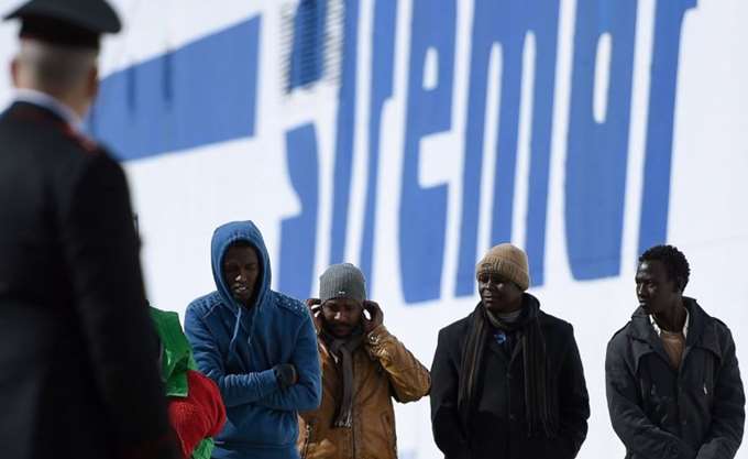 Ιταλία: Γάλλοι τελωνειακοί μπήκαν σε προσφυγικό κέντρο και έκαναν εξέταση ούρων σε μετανάστη - Media