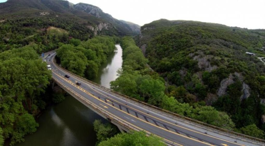 Διεκόπη η κυκλοφορία των οχημάτων στην Κοιλάδα των Τεμπών - Media