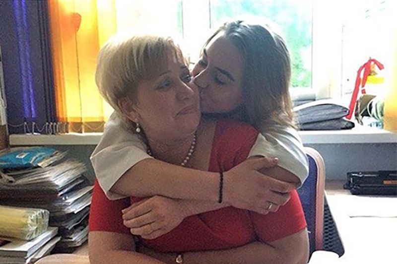 Σάλος σε σχολείο στη Ρωσία: Καθηγήτρια είχε ερωτική σχέση με μαθήτρια – Τους πρόδωσαν οι φωτογραφίες (Photos) - Media