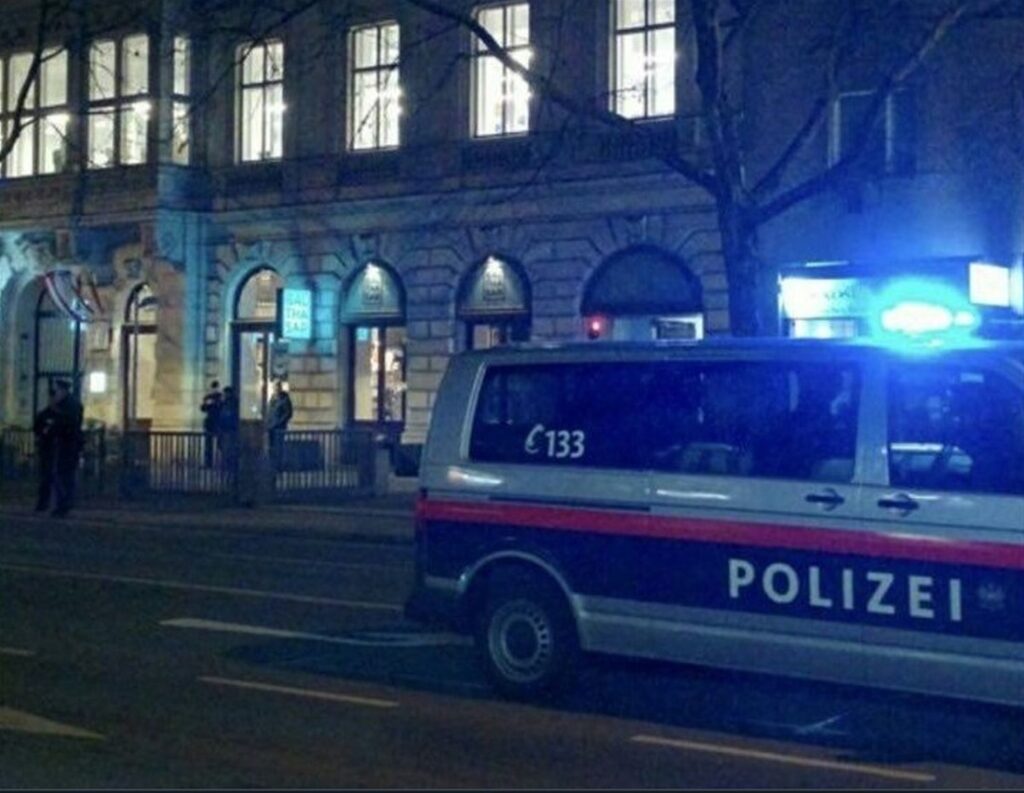 Συναγερμός στη Βιέννη από επίθεση άνδρα με μαχαίρι - Τραυμάτισε πεζούς κοντά στο Prater - Media