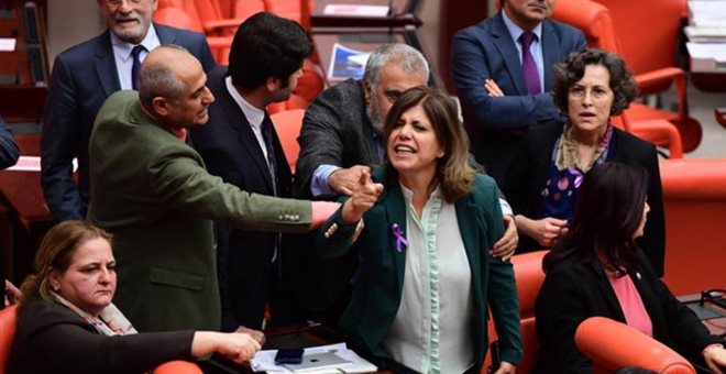 Μπουνιές και φωνές στην τουρκική Βουλή για την επιχείρηση στην Αφρίν - Media