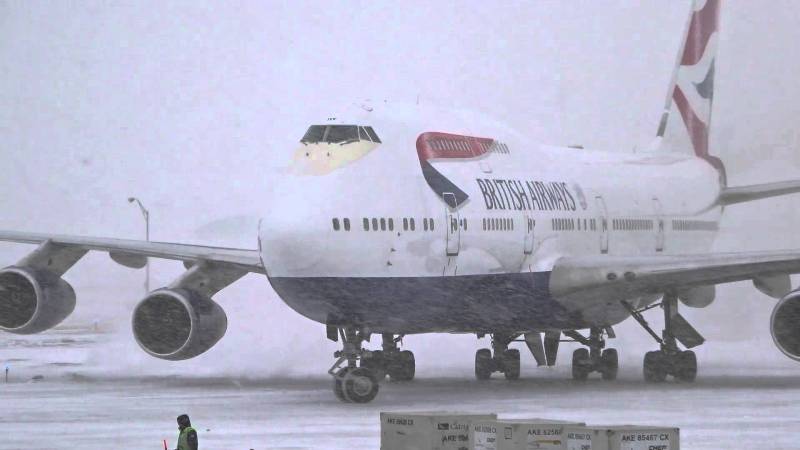 Σφοδρή χιονόπτωση στο Λονδίνο ματαίωσε 115 πτήσεις - Media