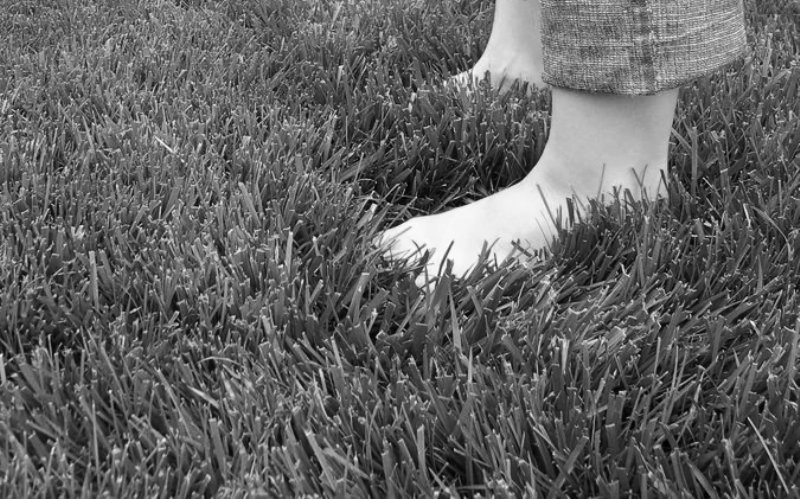 Πάτρα 2018: Φτωχός μαθητής Δημοτικού στο σχολείο χωρίς παπούτσια - Media