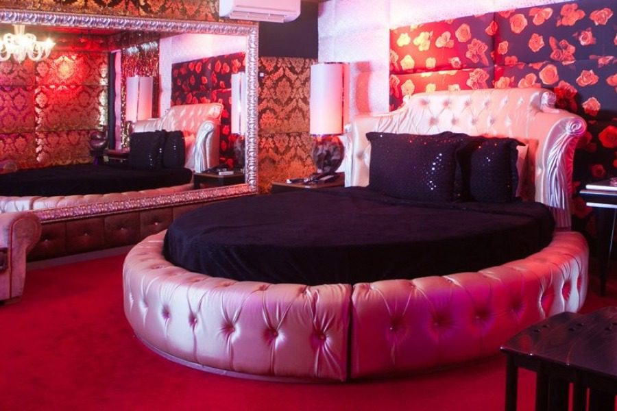 Χαράτσι στους πελάτες ξενοδοχείων ημιδιαμονής για ζευγαράκια - Τι προβλέπει εγκύκλιος  - Media