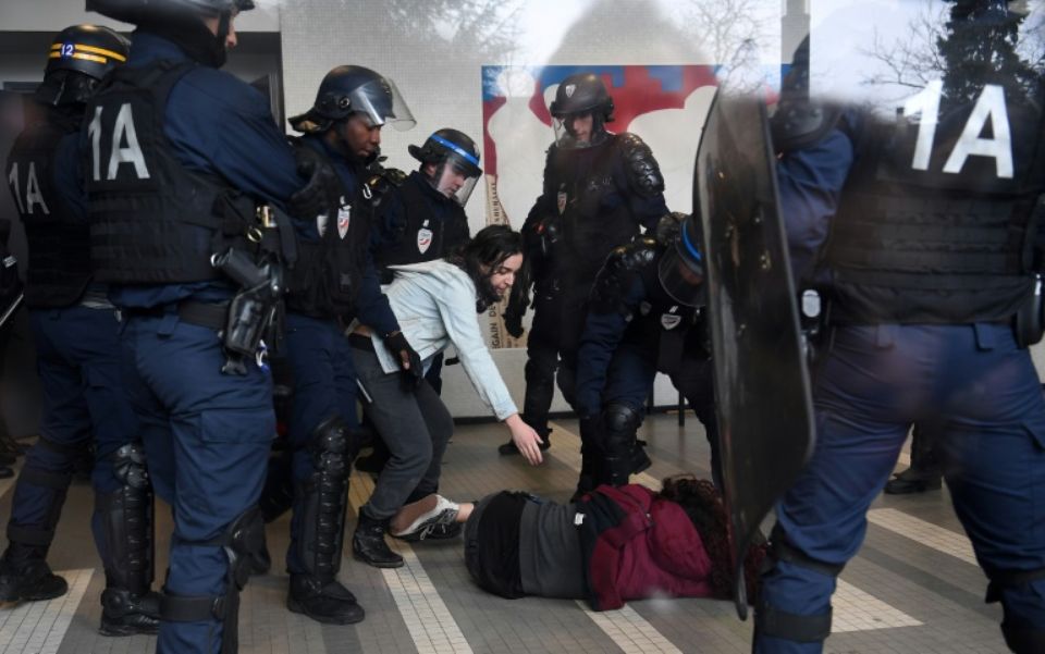 Σκληρή καταστολή των φοιτητών στη Γαλλία - «Ντου» των ΜΑΤ σε υπό κατάληψη πανεπιστήμιο (Videos) - Media