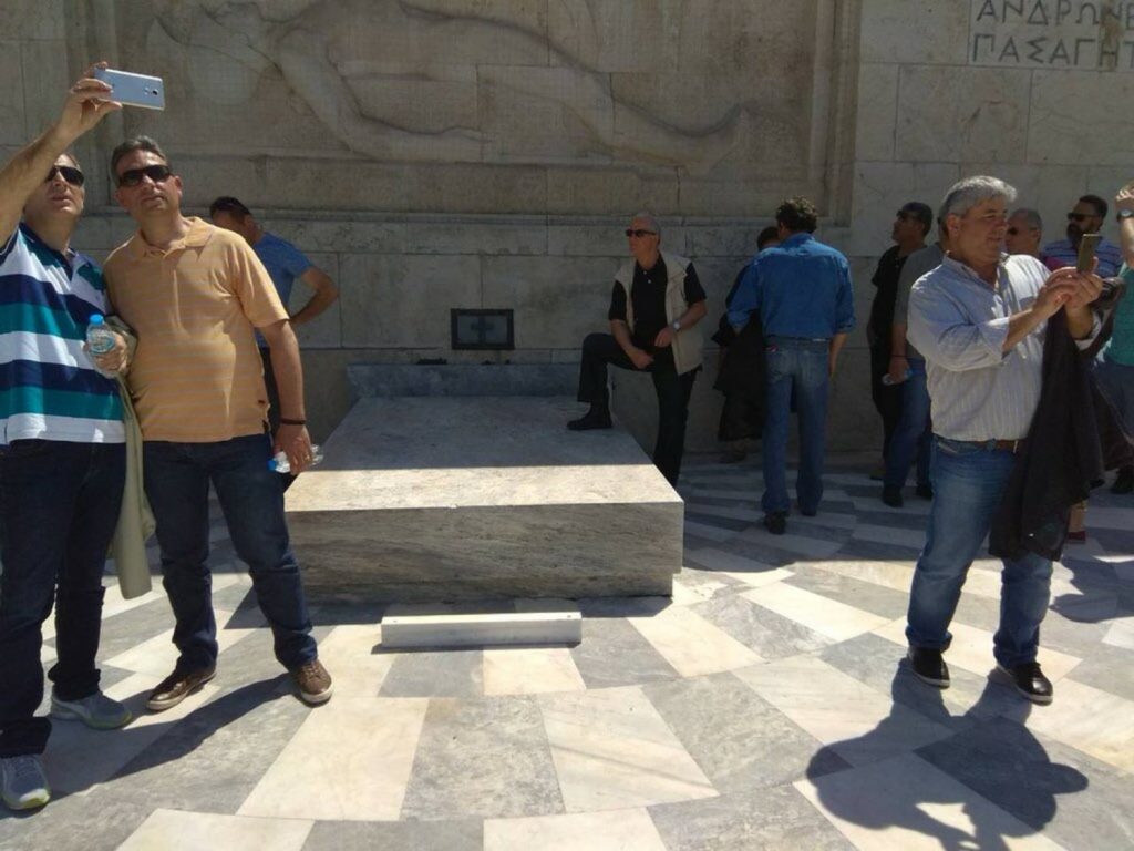 Συνδικαλιστές ΔΕΗ: Τα ρίχνουν στους συνταξιούχους και καταγγέλλουν αποπροσανατολισμό - «Ασέβεια στο μνημείο» - Media