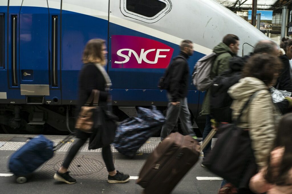 Γαλλία: «Μαύρη Τρίτη» σε σιδηρόδρομους και αεροδρόμια – Μπαράζ απεργιών κατά των «μεταρρυθμίσεων» Μακρόν - Media