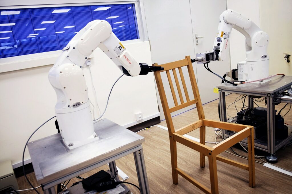 Άνθρωπος VS Ρομπότ: Ποιος συναρμολογεί πιο γρήγορα μια καρέκλα της ΙΚΕΑ; - Media