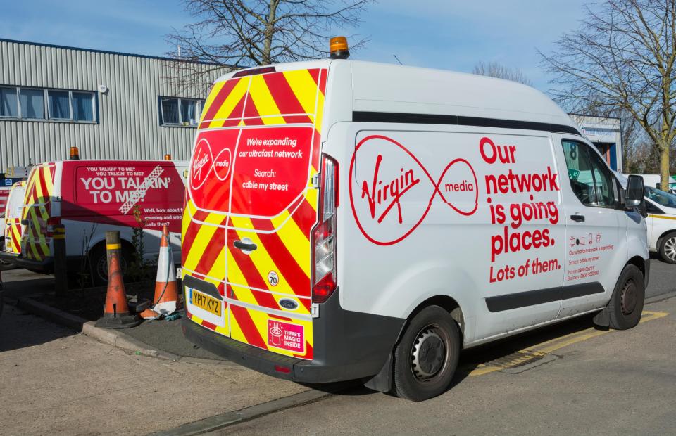 Τεχνικοί πήγαν να επιδιορθώσουν βλάβη τηλεφώνου και έπεσαν σε swingers πάρτι - Η ξεκαρδιστική εμπειρία τους (Photos) - Media