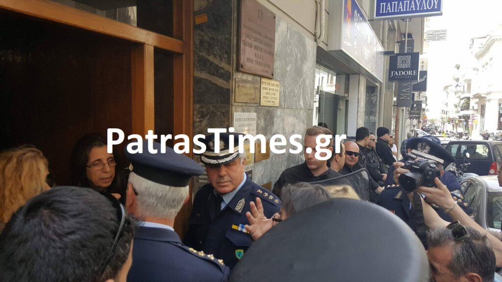 Πάτρα: Επίθεση κουκουλοφόρων σε συμβολαιογραφείο – Έσπασαν Η/Υ, πέταξαν μπογιές, έγραψαν συνθήματα - Media