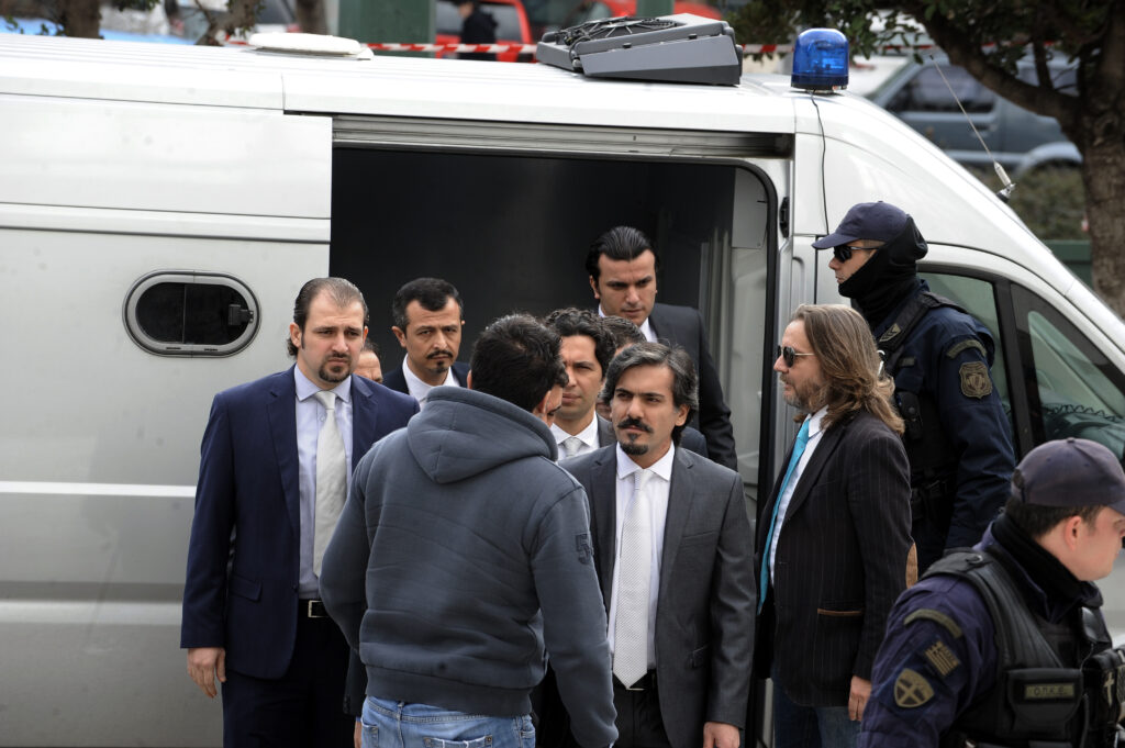 ΣτΕ: Ελεύθερος με αυστηρούς περιοριστικούς όρους ένας από τους οκτώ Τούρκους Αξιωματικούς  - Media