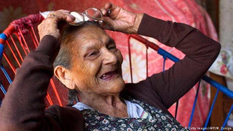 Μπήκε στο Λύκειο στα 96 της - Ονειρεύεται να γίνει βρεφονηπιοκόμος (Photo) - Media