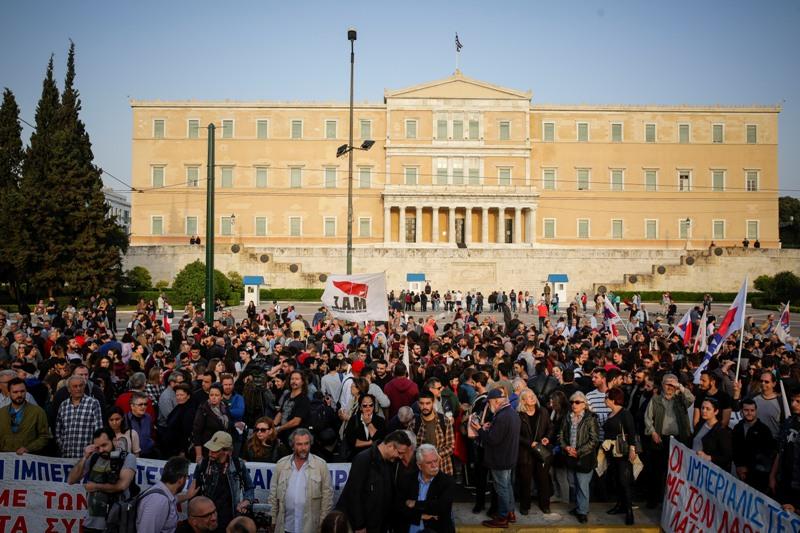 Μεγάλο αντιπολεμικό συλλαλητήριο στο κέντρο της Αθήνας προς την αμερικάνικη πρεσβεία (Photos)  - Media