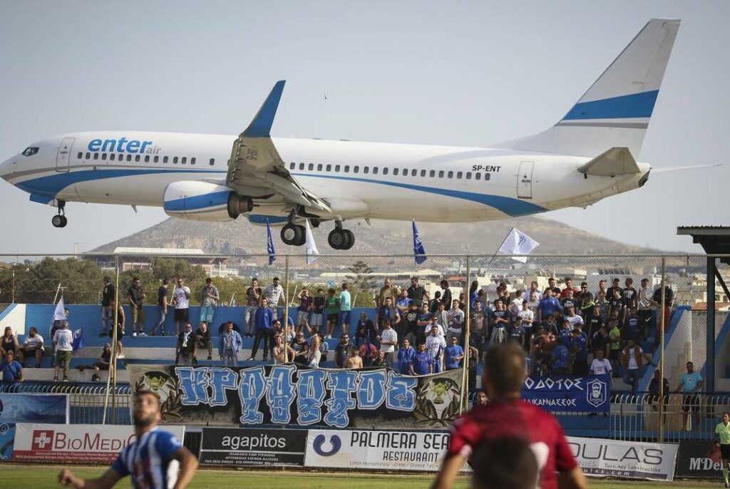 Αεροπλάνο πέρασε «ξυστά» από γήπεδο στην Κρήτη (Video /  Photos) - Media