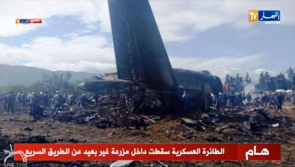 Αυτόπτες μάρτυρες: Έπιασε φωτιά το φτερό του αεροσκάφους που συνετρίβη στην Αλγερία - Media