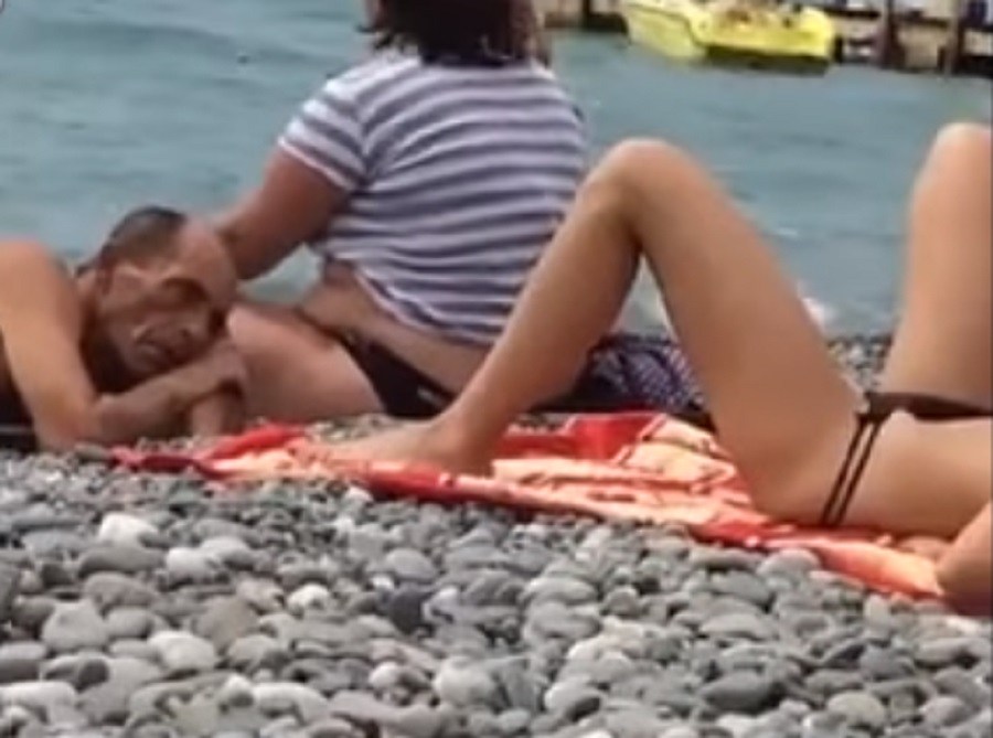 «Ματάκιας» παράτησε τη γυναίκα του και «κόλλησε» στα ανοιχτά πόδια της απέναντι (Video) - Media