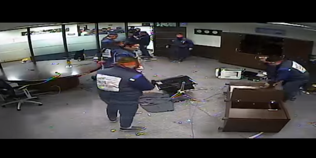 Εργαζόμενοι έσπασαν το γραφείο του διευθυντή τους – Δεν θα τους έδινε τα μπόνους (Video) - Media