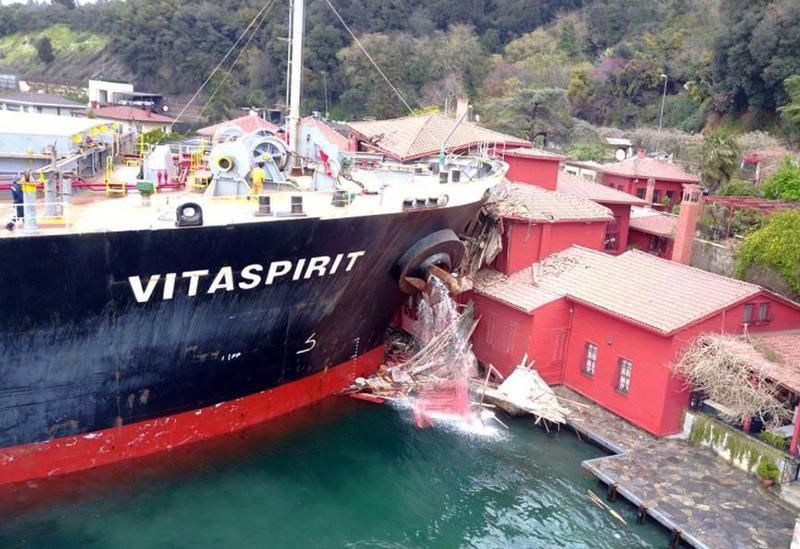 Δεξαμενόπλοιο ισοπεδώνει κτήριο στον Βόσπορο, κρουαζιερόπλοιο προσκρούει σε προβλήτα στην Καραϊβική (Videos) - Media