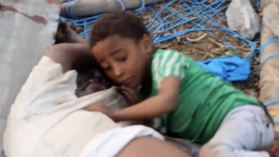 Ένα παιδί στα χαλάσματα παρακαλεί τον νεκρό πατέρα του να ξυπνήσει: Αυτή είναι η Υεμένη (Video) - Media