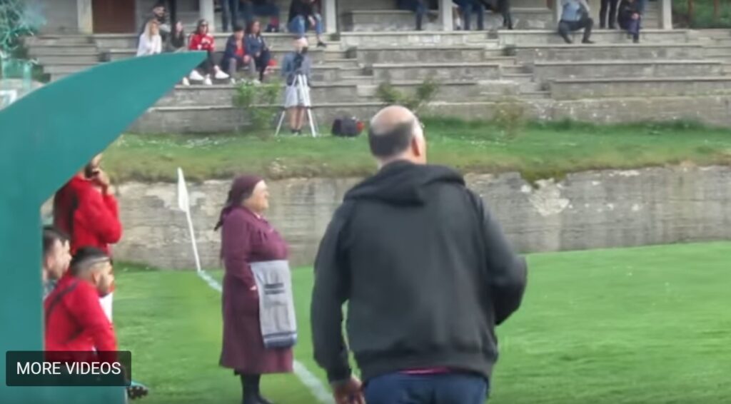 «Εισβολή» γιαγιάς σε γήπεδο γιατί την ενοχλούσε η φασαρία - Αποχώρησε μετά από παρέμβαση του …προέδρου (Video) - Media