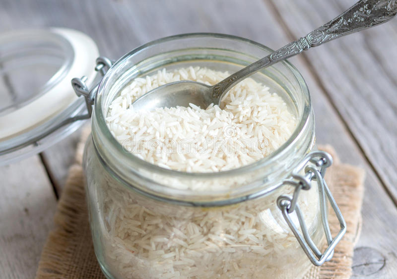 Να γιατί πρέπει να βάλετε ένα δοχείο με ρύζι στην ντουλάπα σας - Media