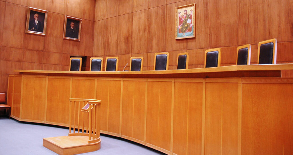 «Είστε ξετσίπωτη, κυρία πρόεδρε!» είπε ο δικηγόρος και τίναξε την δίκη στον αέρα - Media