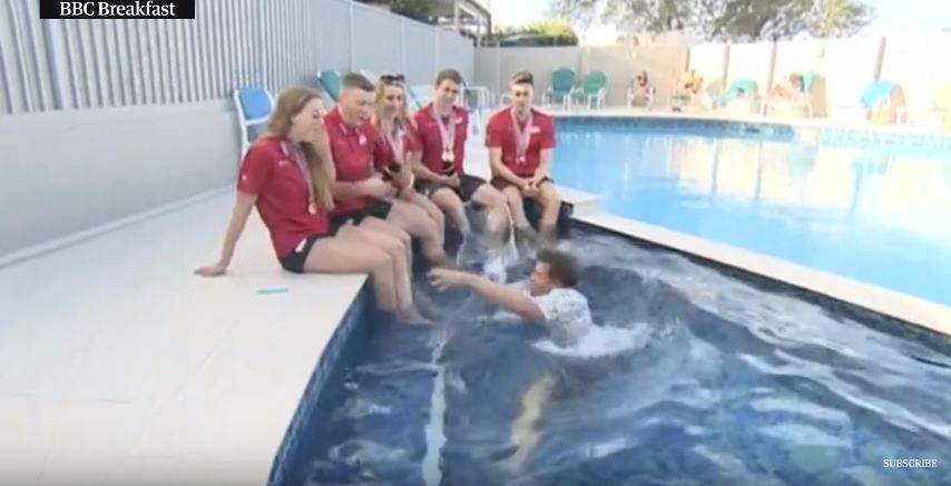 Παρουσιαστής του BBC γλίστρησε και έπεσε σε πισίνα σε ζωντανή μετάδοση (Video) - Media