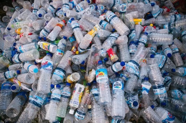 Επιστήμονες δημιούργησαν ένζυμο που τρώει πλαστικά μπουκάλια - Μεγάλο βήμα κατά της ρύπανσης - Media