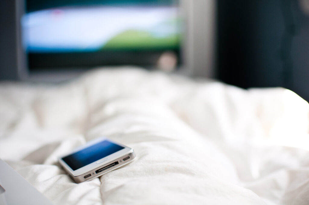 Γιατί δεν πρέπει να ασχολείστε με το κινητό πριν κοιμηθείτε - Media
