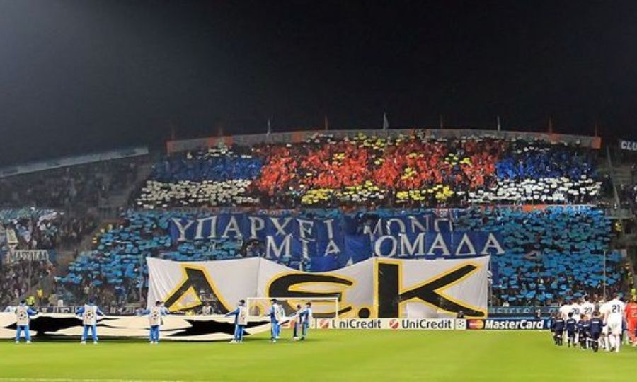 Πανό των οπαδών της Μαρσέιγ για το πρωτάθλημα της ΑΕΚ - Media
