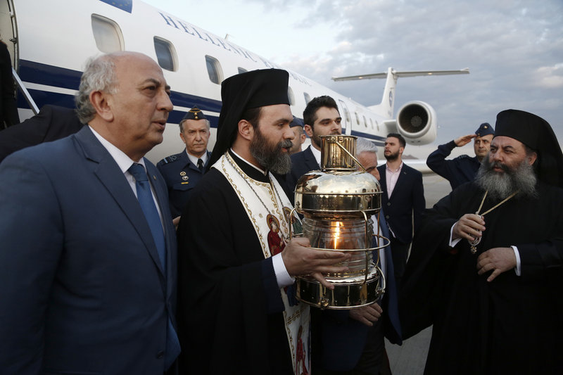 Με ειδικές πτήσεις «ταξίδεψε» το Άγιο Φως σε 20 προορισμούς όλης της Ελλάδας - Αμανατίδης: Δύναμη από το μήνυμα της Ανάστασης - Media