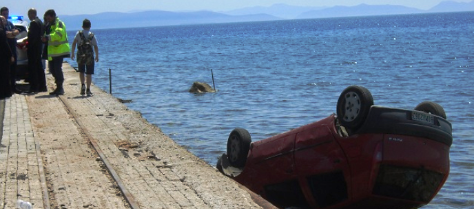 «Βουτιά» αυτοκινήτου στη θάλασσα στην Αγριά - 81χρονος ο οδηγός - Media