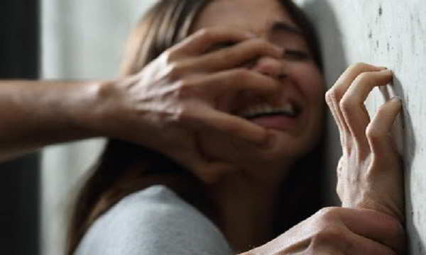 Τρόμος για 25χρονη: Την πλησίασε και της έσκισε τα ρούχα για να τη βιάσει - Media