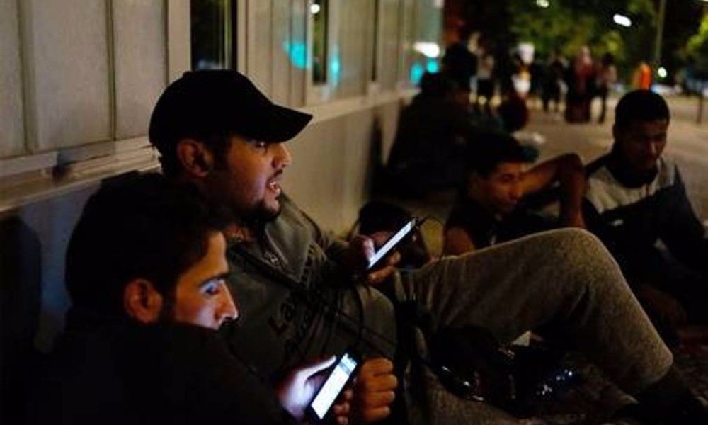 «Καλά, πεινάνε οι πρόσφυγες που έχουν smartphone;»: Η απάντηση-γροθιά ενός ιερωμένου στο ρατσισμό - Media