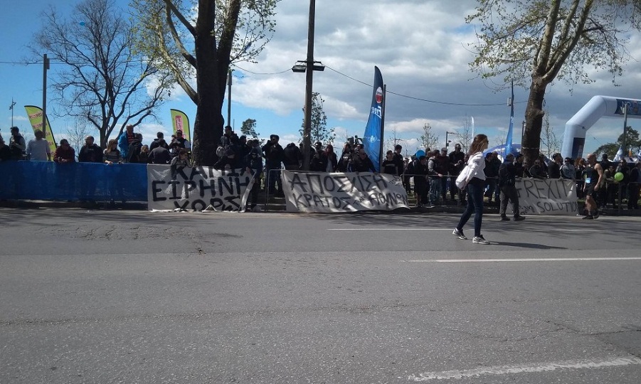 Παραλήρημα: Οπαδοί του ΠΑΟΚ αποδοκίμασαν δρομέα της ΑΕΚ - H τρέλα του ποδοσφαίρου στον κλασικό αθλητισμό (Video) - Media