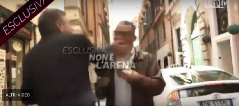 Σάλος στην Ιταλία: Πρώην υπουργός χαστουκίζει δημοσιογράφο στη μέση του δρόμου (Video) - Media