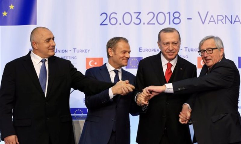 Der Spiegel: Στον αέρα η συμφωνία ΕΕ – Τουρκίας για το προσφυγικό - Media
