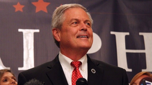 ΗΠΑ: Βουλευτής έβγαλε πιστόλι κατά τη διάρκεια εκδήλωσης για να δείξει ότι τα όπλα δεν είναι επικίνδυνα - Media