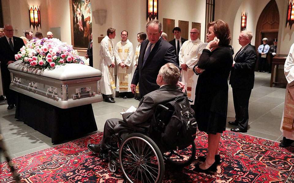 Εκτάκτως στο νοσοκομείο ο Τζορτζ Μπους μετά την κηδεία της συζύγου του Μπάρμπαρα - Media