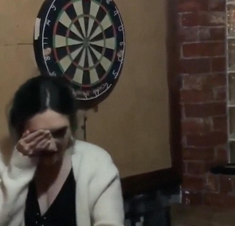 Διάνα!! Κάρφωσε το βελάκι στο μάτι της φίλης του αντί για τον στόχο (σκληρό Video)  - Media