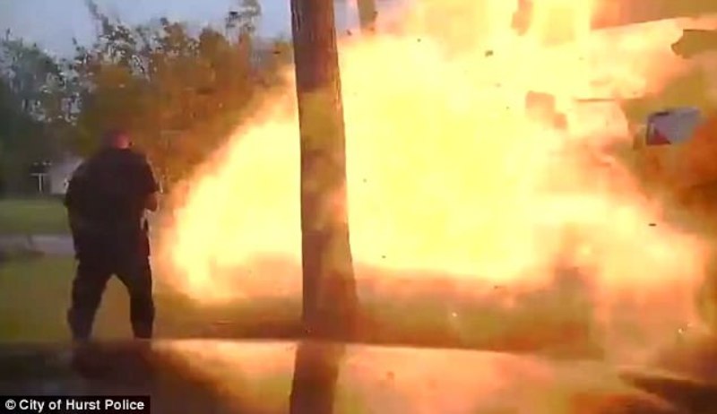 Η στιγμή της έκρηξης μπροστά στην κάμερα, όταν ένα τζιπ πέφτει σε σπίτι και κόβει το σωλήνα του γκαζιού (Video)  - Media