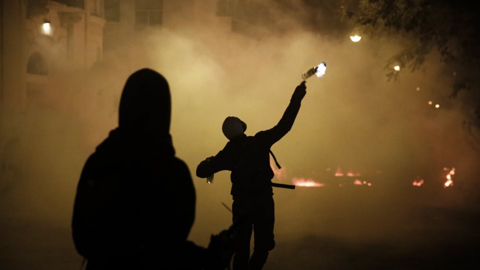 Συνεχίστηκε το Πασχαλινό «πάρτι» με μολότοφ στα Εξάρχεια – Στόχος αστυνομικοί - Media