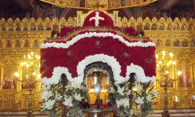 Σε κλίμα κατάνυξης η Ιερά Ακολουθία του Επιταφίου στο Φανάρι - Media