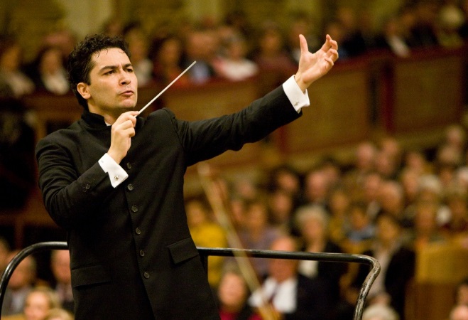 Ένας 40χρονος από την πόλη του Πάμπλο Εσκομπάρ στο τιμόνι της Συμφωνικής Ορχήστρας της Βιέννης - Media