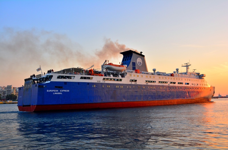 Εισροή υδάτων σε παροπλισμένο πλοίο στο Πέραμα - Media