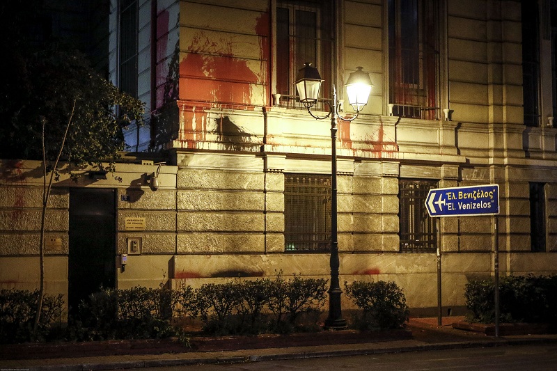 Επίθεση του Ρουβίκωνα με μπογιές στη γαλλική πρεσβεία - Μία προσαγωγή  - Media