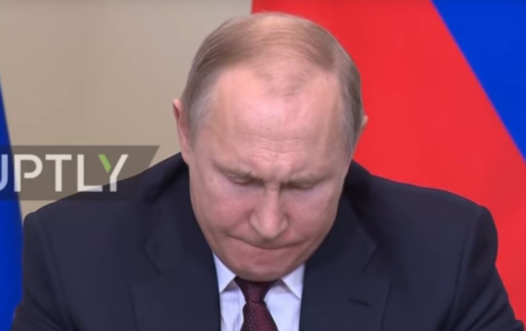 Όταν ο Πούτιν δεν μπορούσε να διαβάσει τα γράμματά του και απλώθηκε μια βαριά σιωπή… (Video) - Media