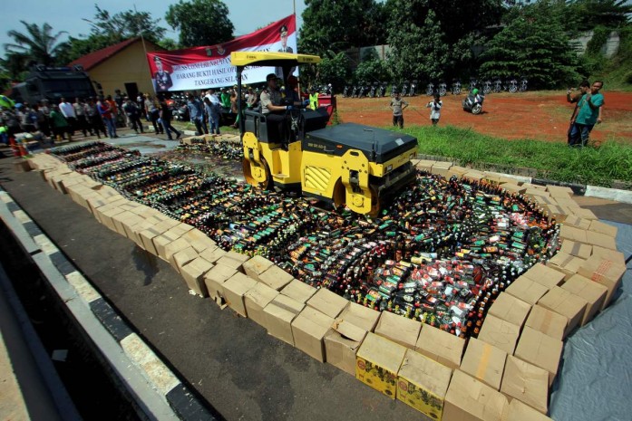 Ποτά «μπόμπες» σκότωσαν 100 ανθρώπους στην Ινδονησία - Η αστυνομία κατάστρεψε χιλιάδες μπουκάλια  - Media
