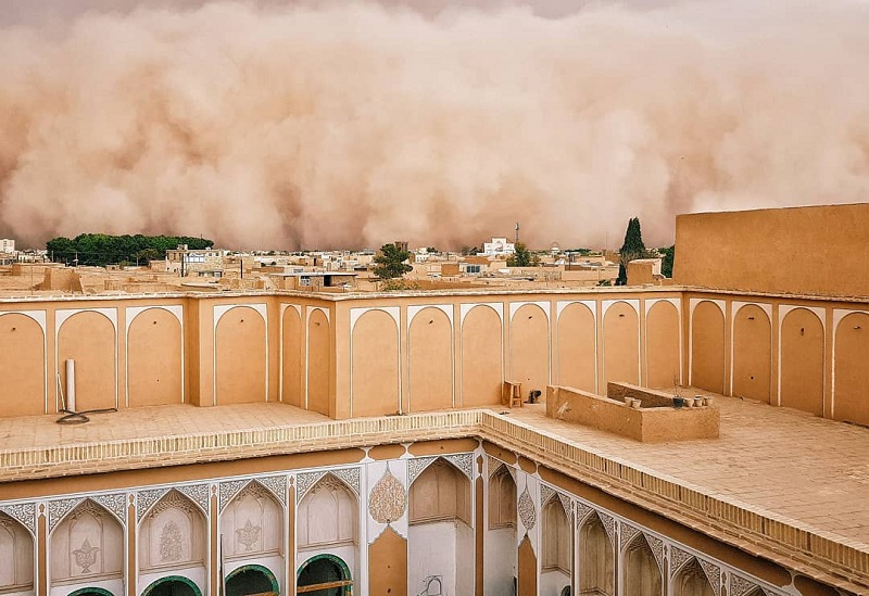 Απίστευτες εικόνες: Αμμοθύελλα «καταπίνει» ολόκληρη όλη στο Ιράν (Photos, video) - Media